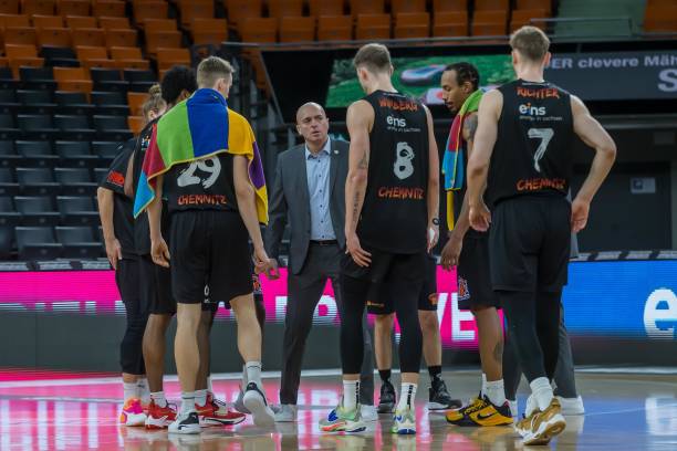 更展示了他 更展示了他